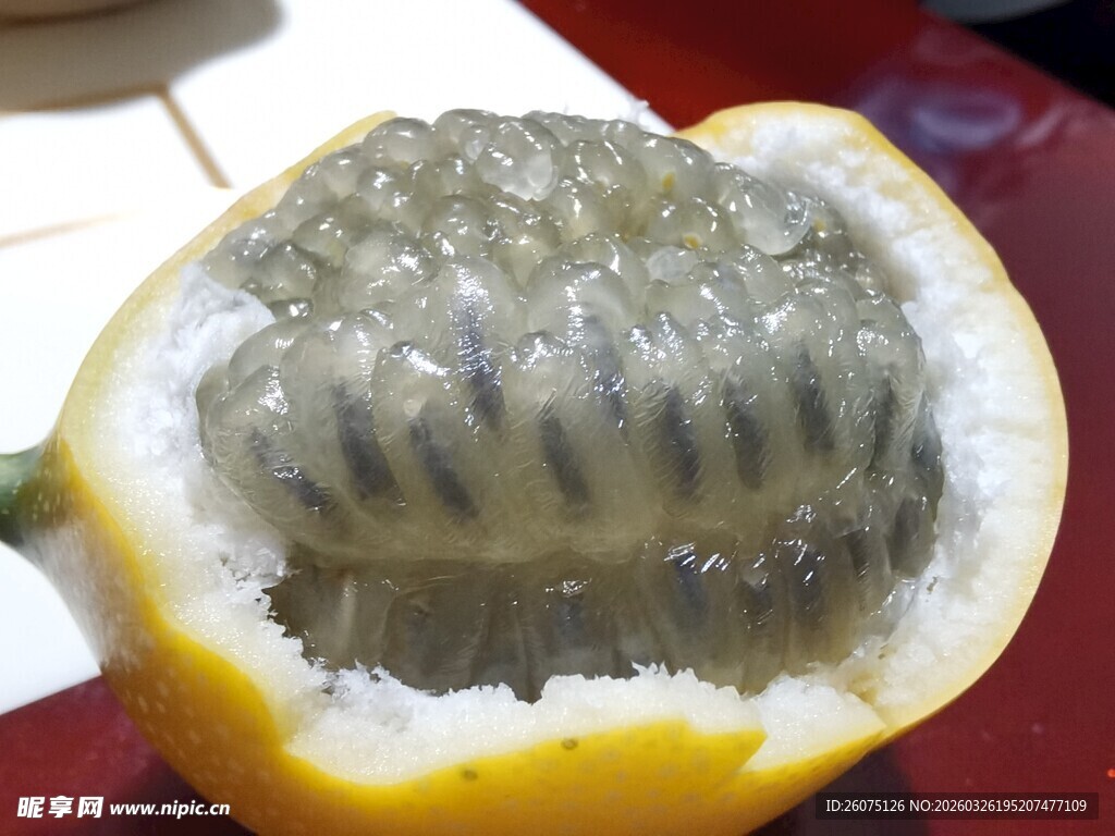 切开的多汁热情果果肉