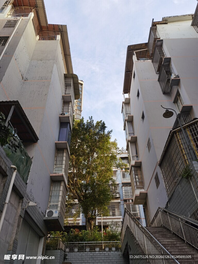 居民楼间的狭窄通道