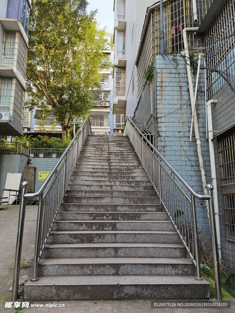 老旧街巷中的石阶小路