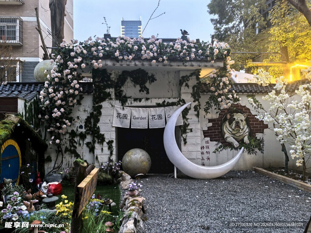 梦幻庭院中的月亮装饰景观