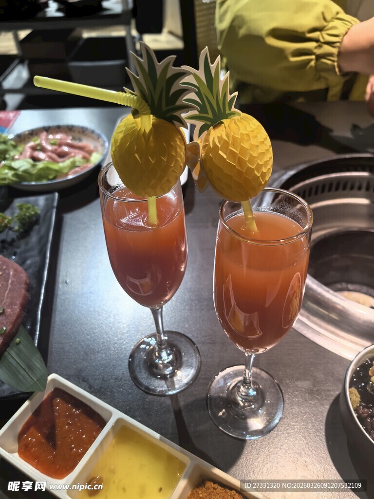 菠萝装饰的特色饮品