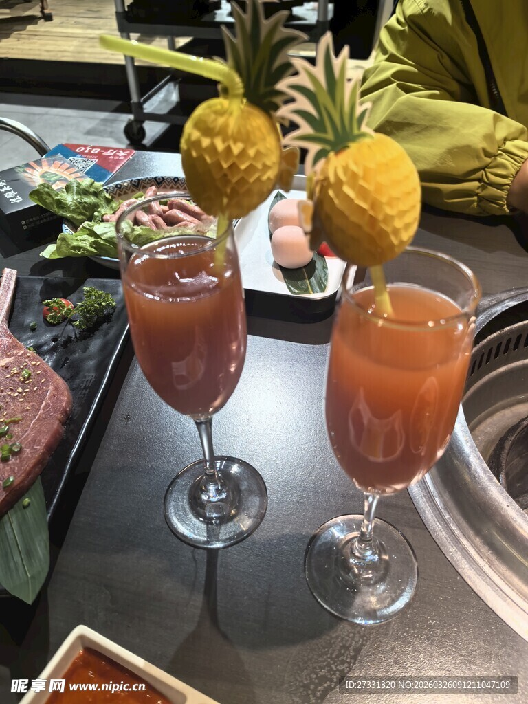 两杯果饮搭配精致餐食