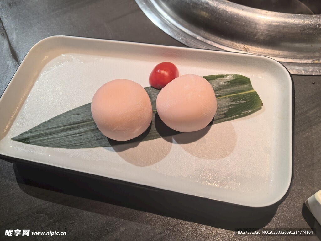 双蛋配樱桃精致摆盘