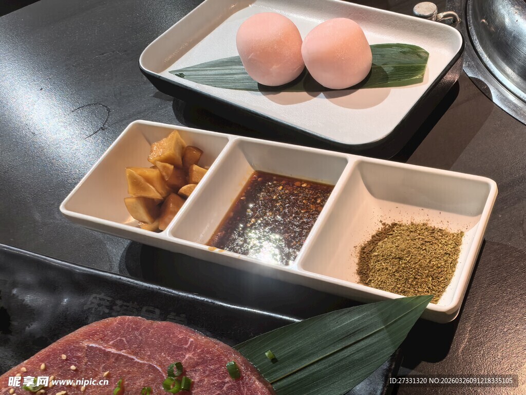 日式刺身及调料摆盘