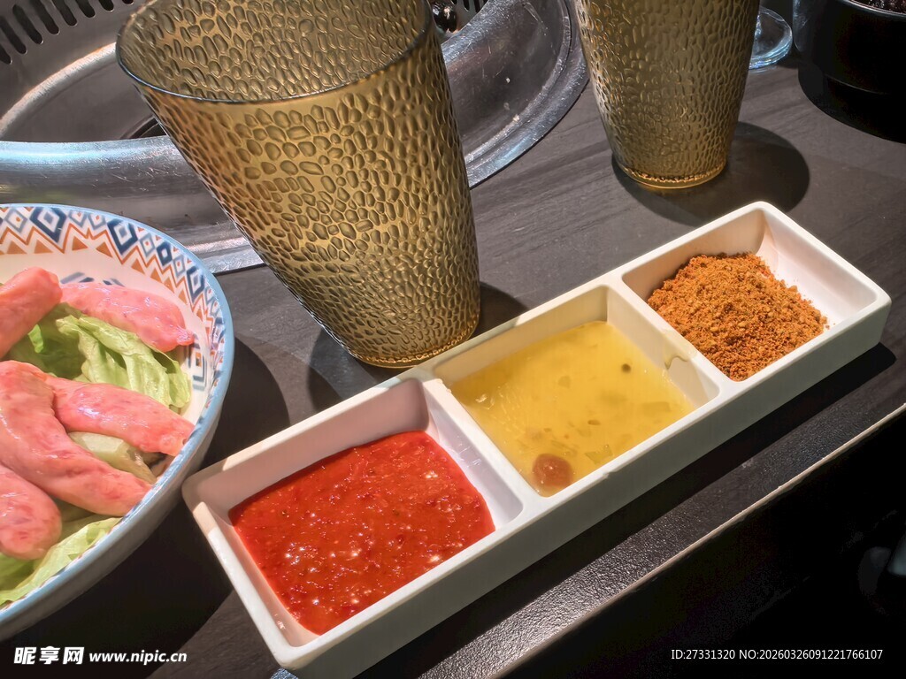 多样调料搭配新鲜食材