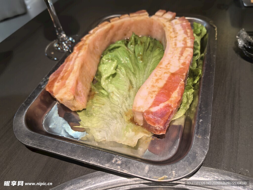 美味烤排骨配新鲜生菜