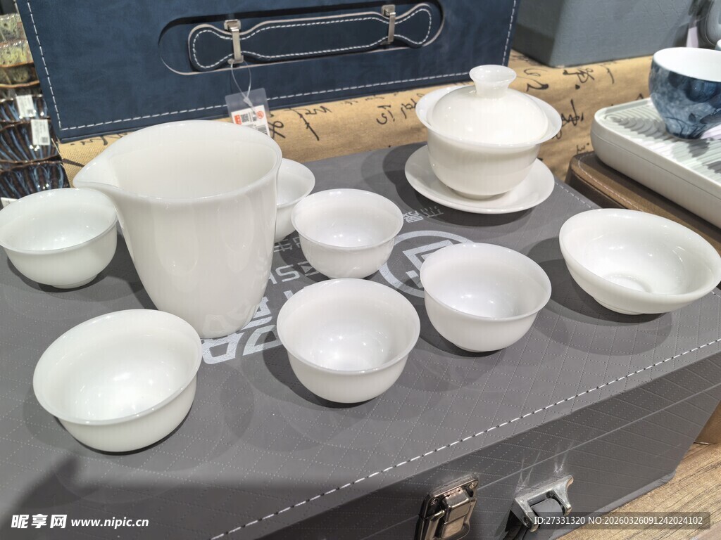 精美陶瓷餐具套装展示