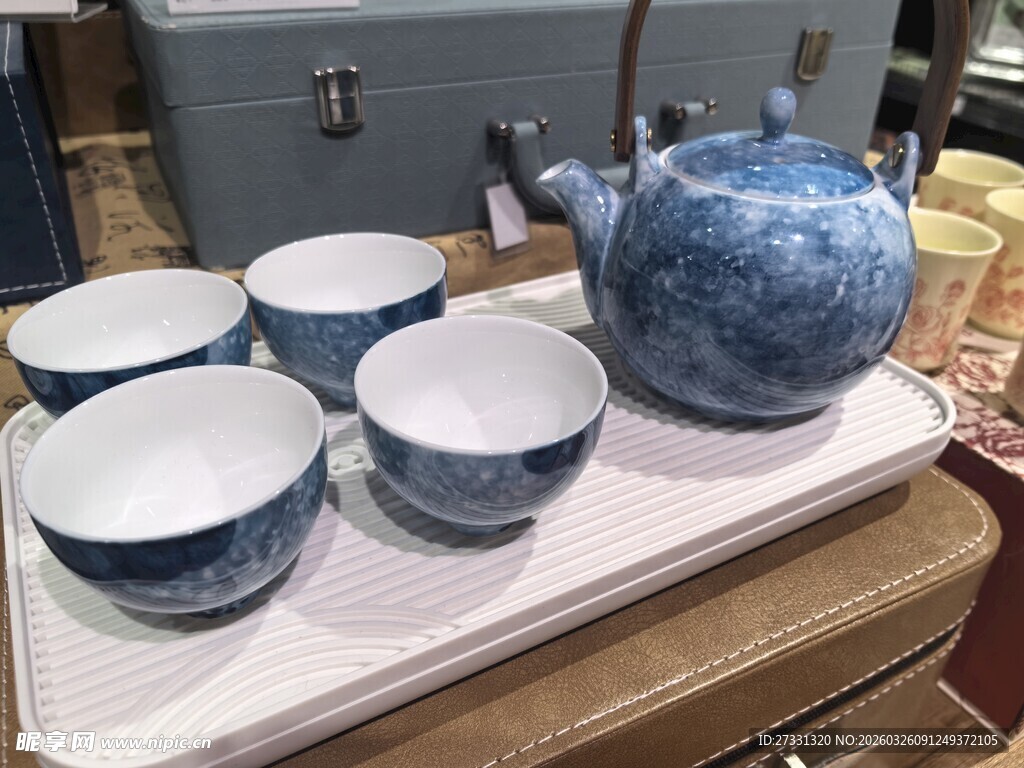 蓝白茶具套装摆放在木桌上