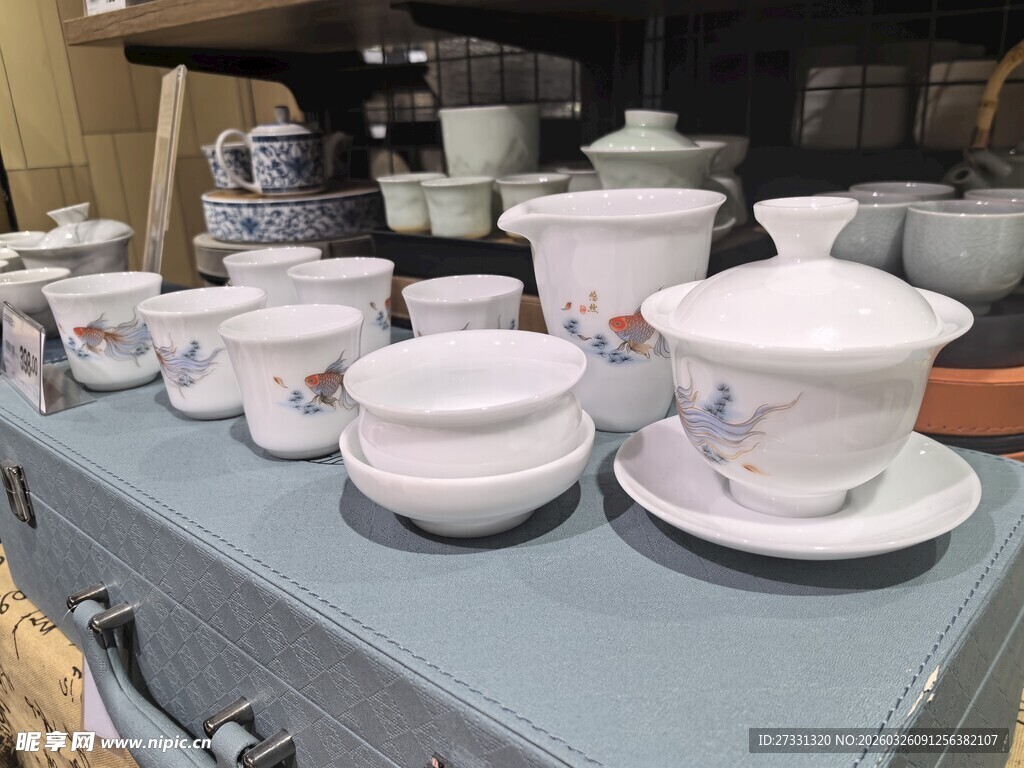 精美瓷器茶具陈列展示