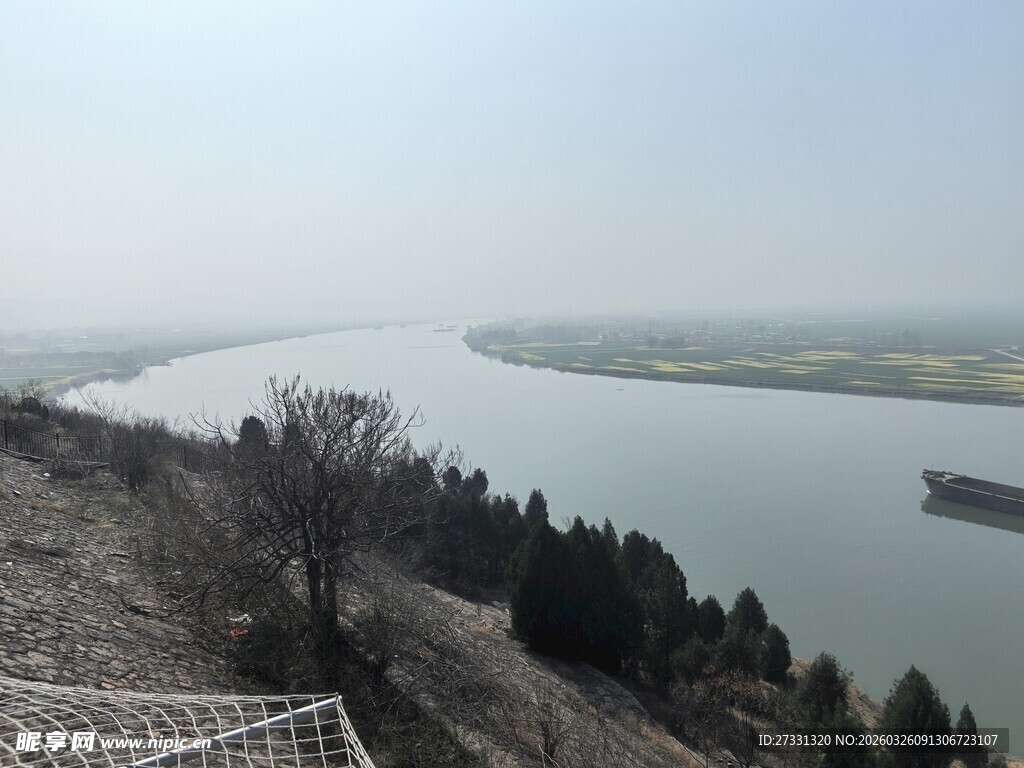 俯瞰宁静江面与两岸风景