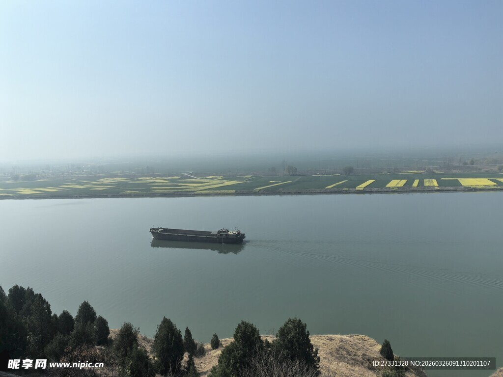 江景中停泊的大型船只