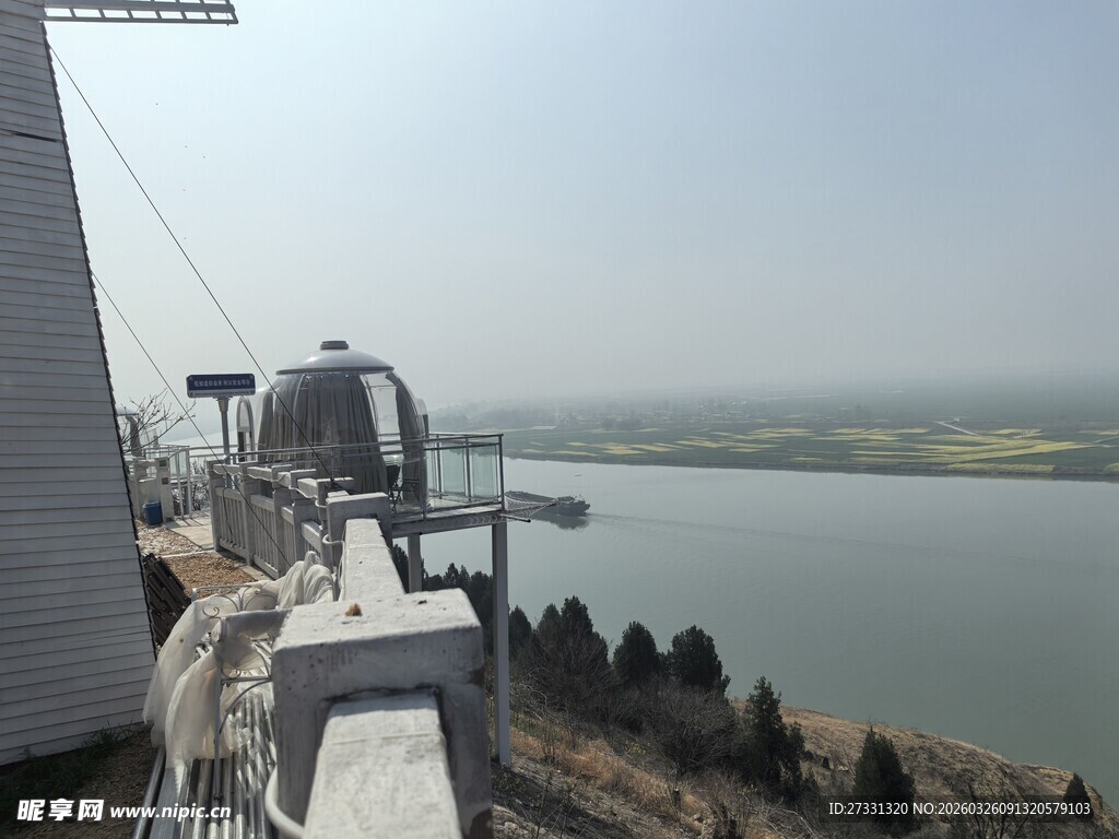 俯瞰水边设施与开阔景致