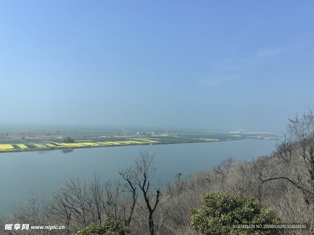 俯瞰宽阔河流与周边景致