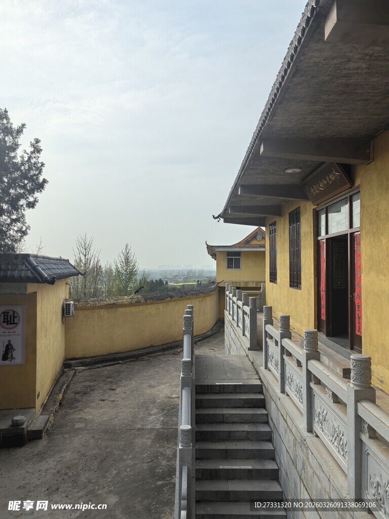 古建庭院中的石阶与房屋