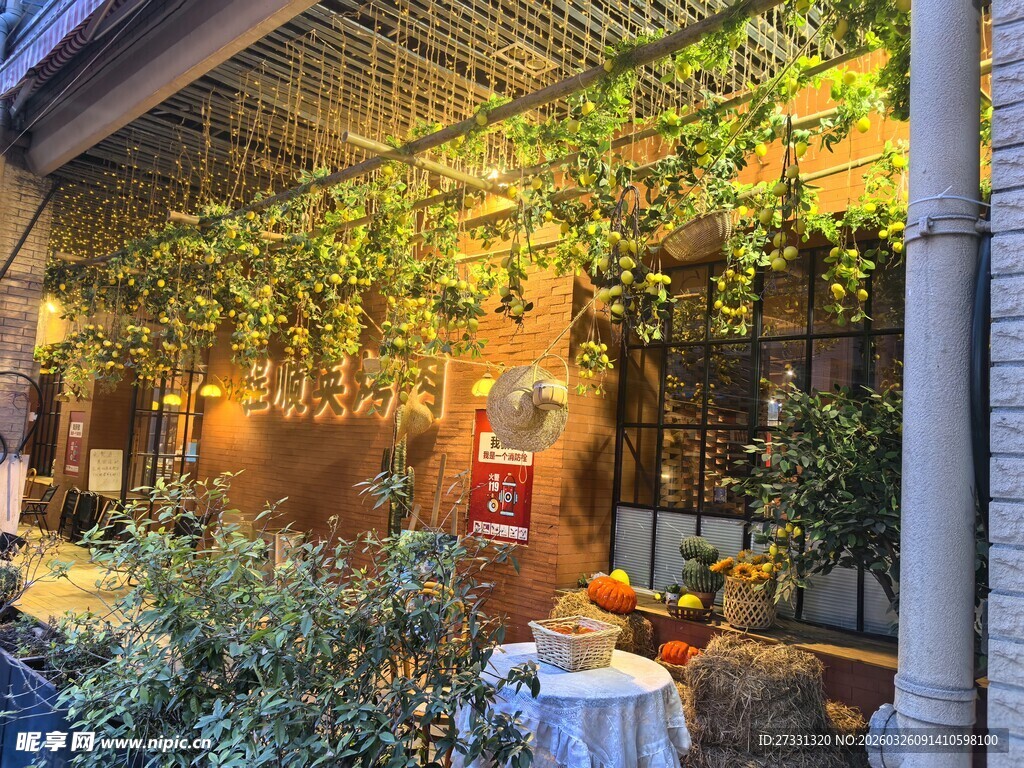 浪漫绿植环绕的户外用餐区