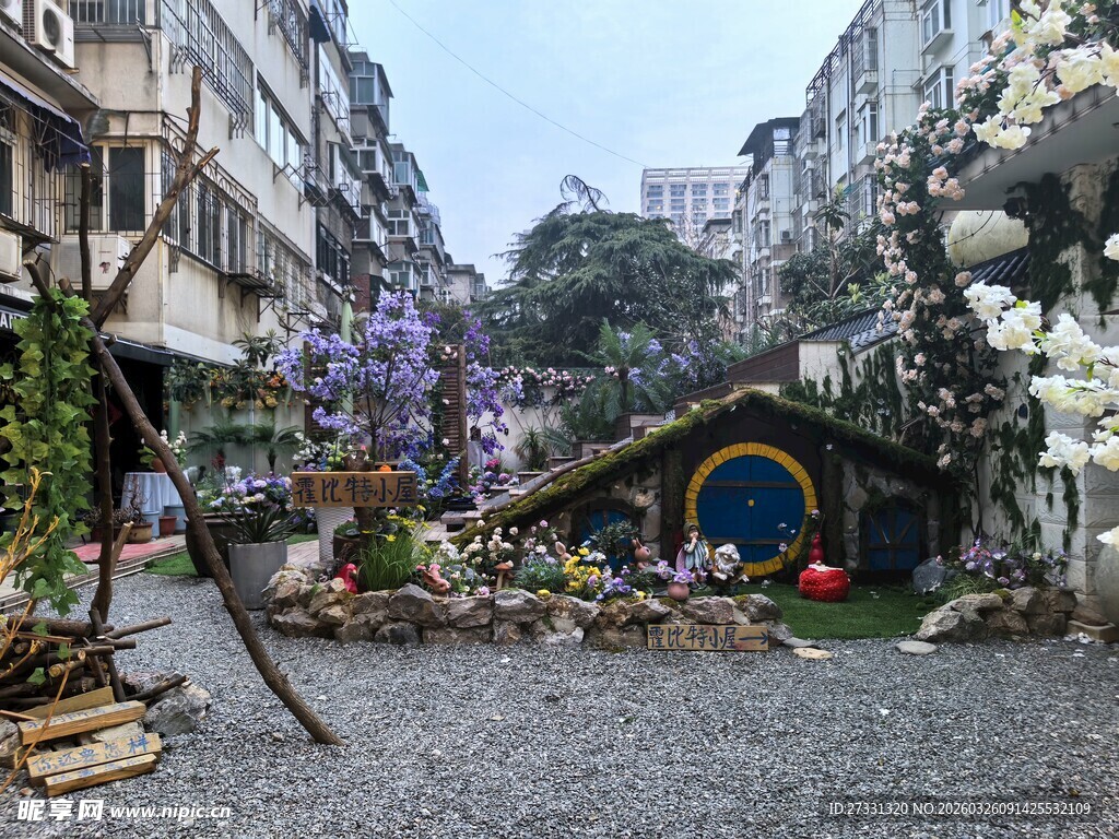 小巷中的创意绿植景观