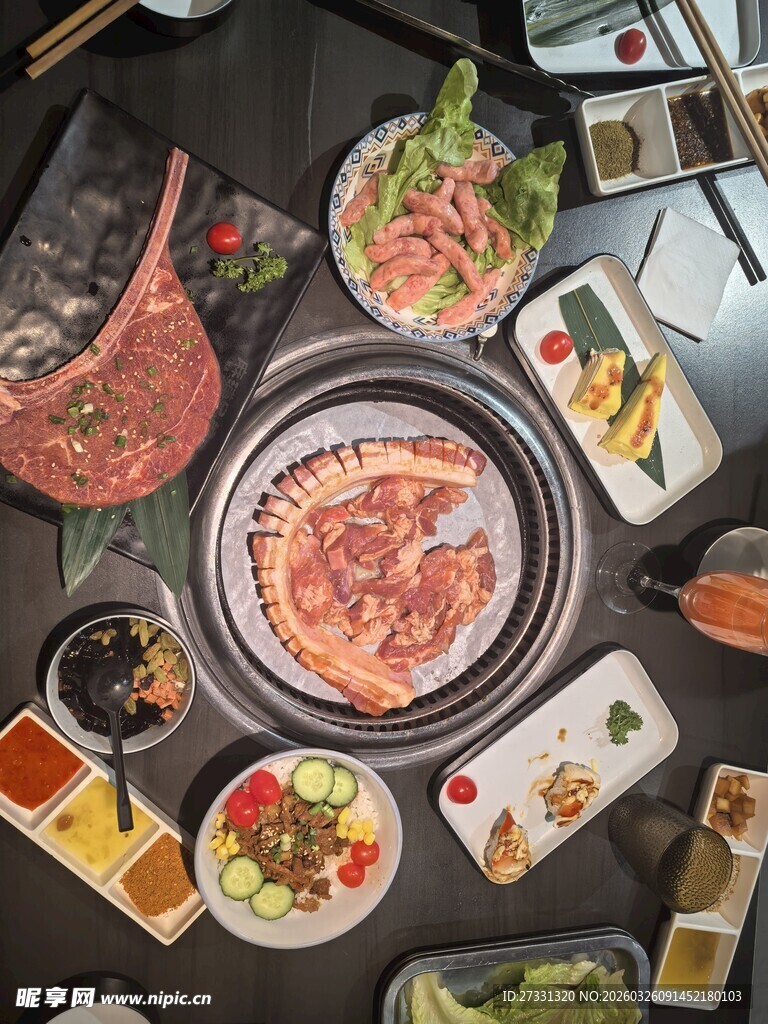 丰盛韩式烤肉美食拼盘