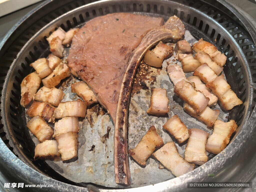 锅中煎制的肉块与牛排