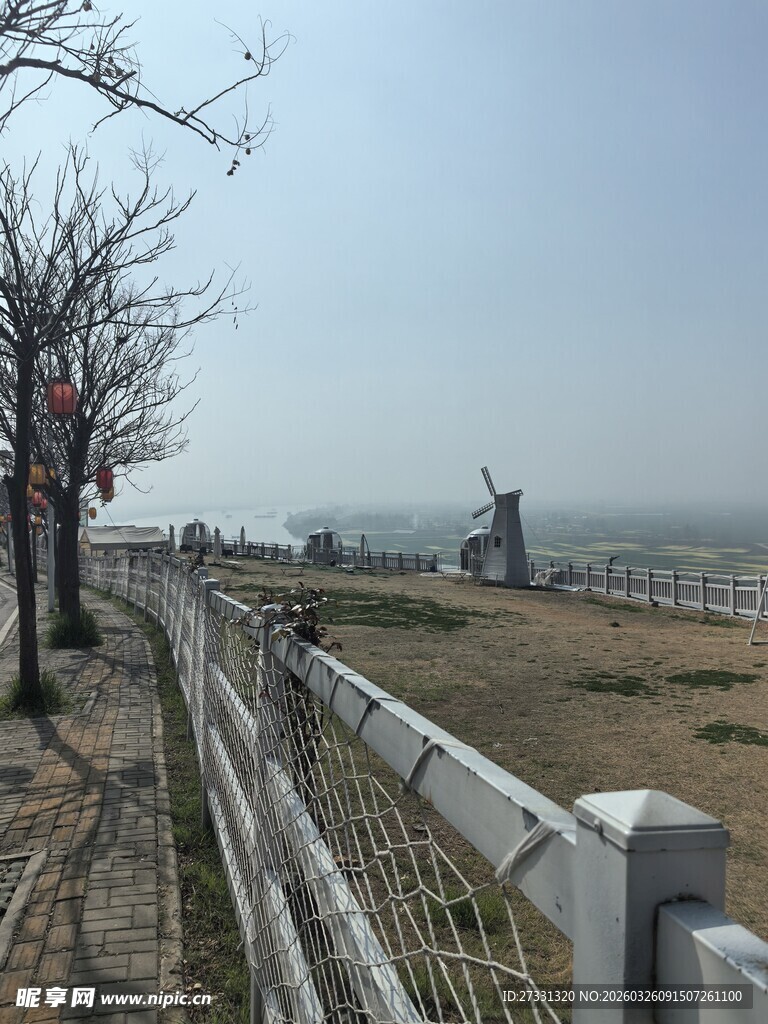 海边围栏旁的宁静风景