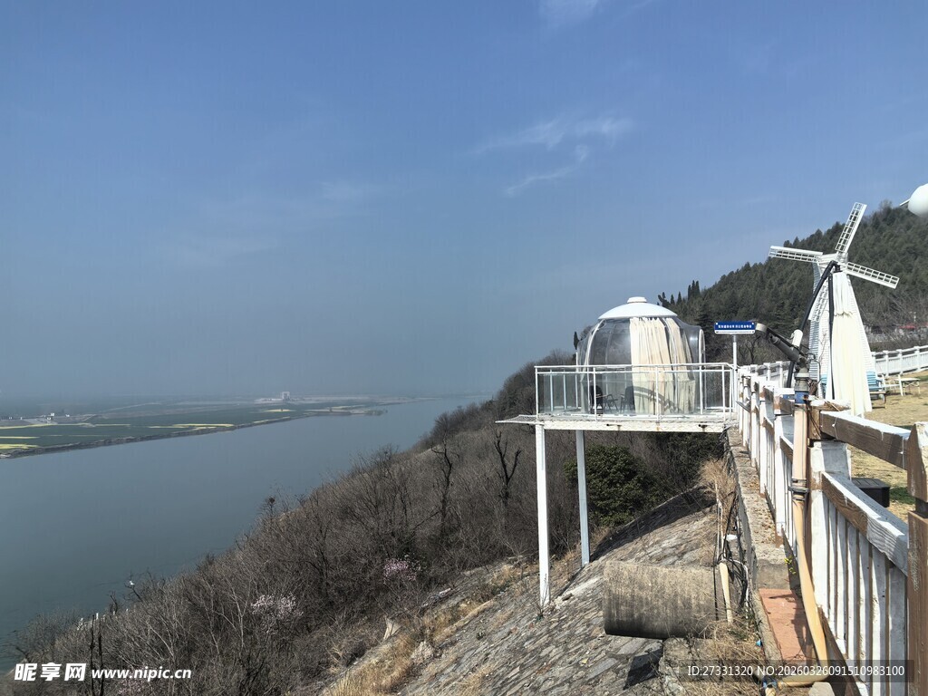 悬崖边的观景建筑与湖景
