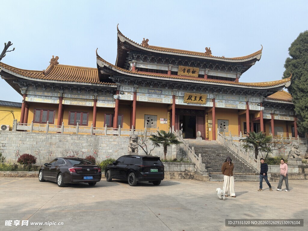 中式古建筑前的停放车辆