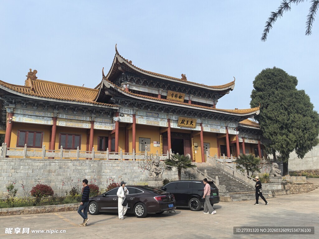 中式古建筑前的行人车辆