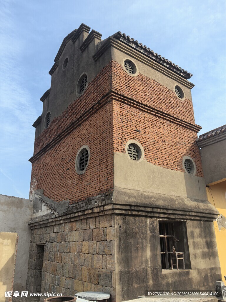 古老多层砖楼建筑风貌