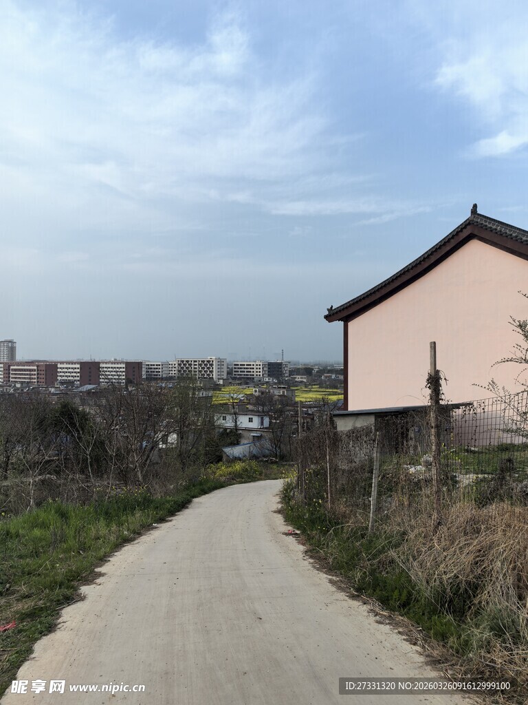 乡村小道旁的粉色小屋