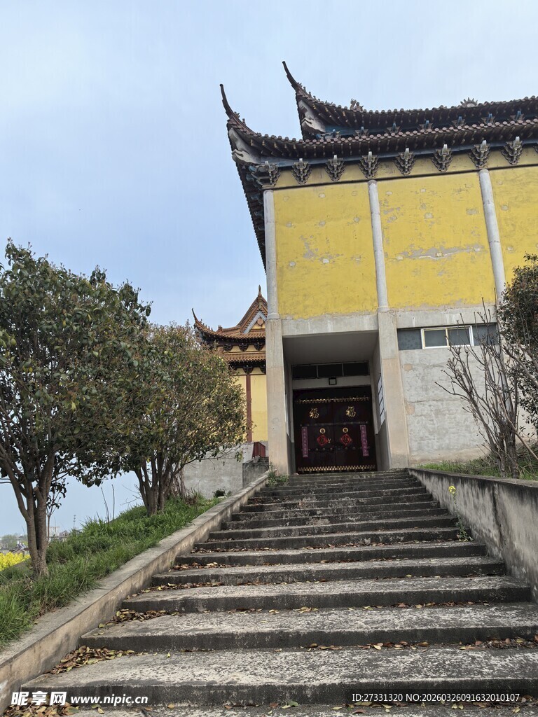 古建黄墙前的石阶景致