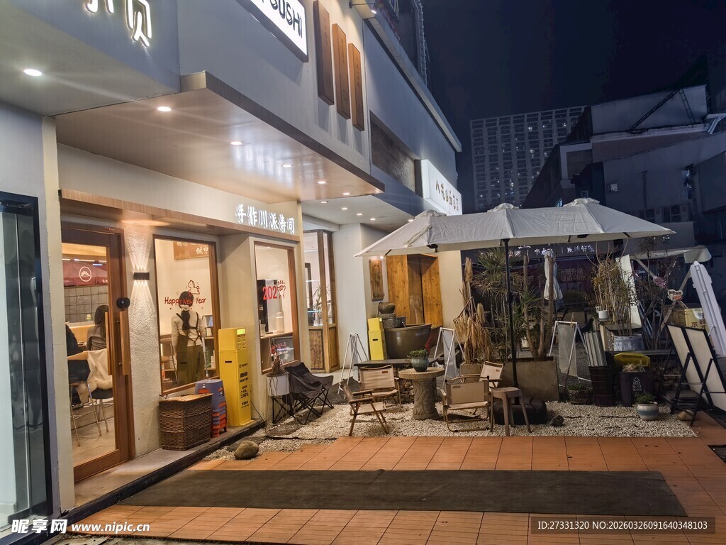 夜晚街边温馨的店铺场景