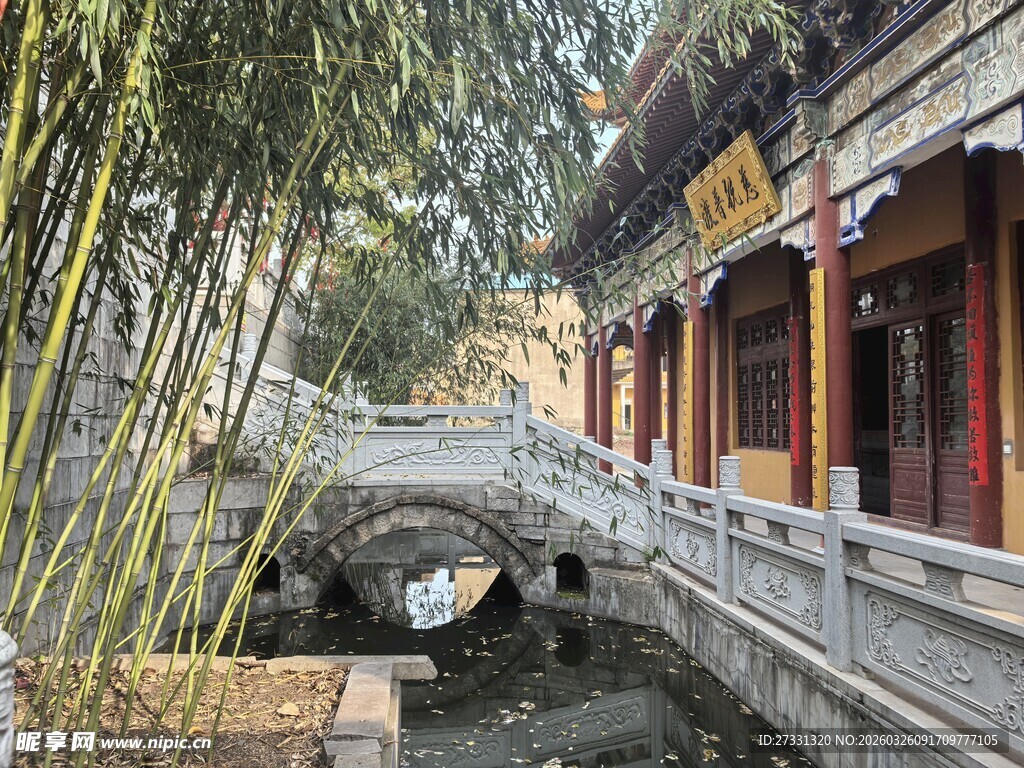 古巷流水旁的中式建筑