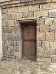 古老石砌建筑木门