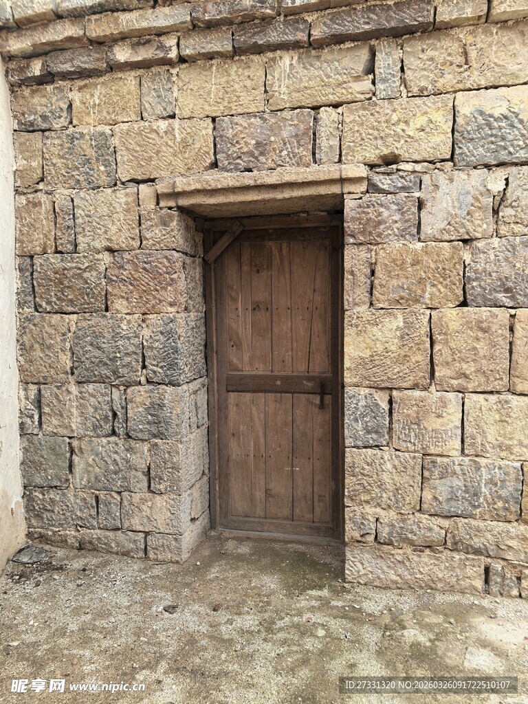 古老石砌建筑木门