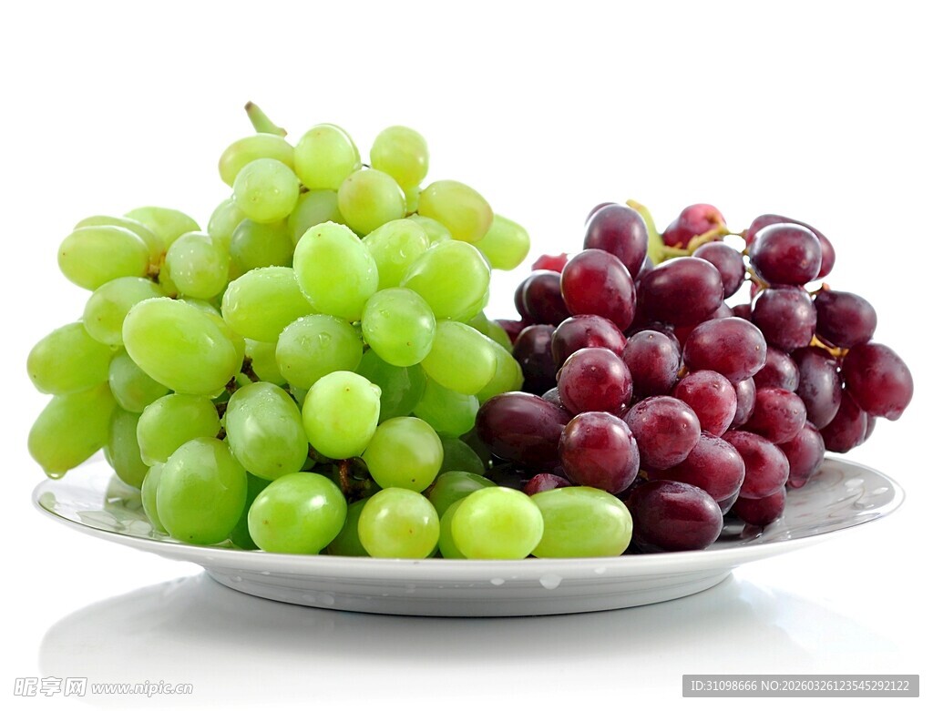 绿紫葡萄摆于白盘