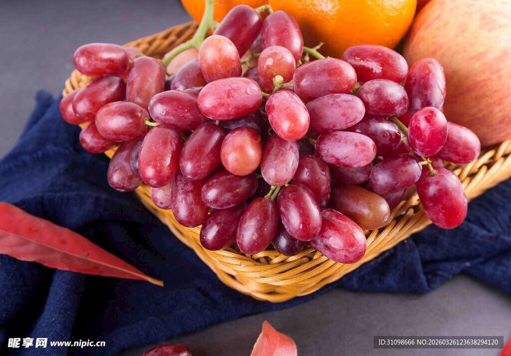 篮子里的新鲜紫葡萄