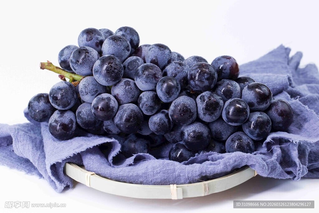 蓝布上的新鲜紫葡萄