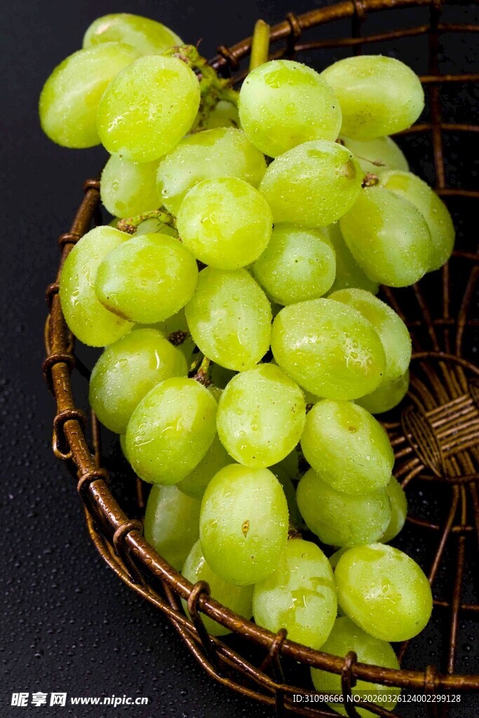 篮子里的鲜绿葡萄