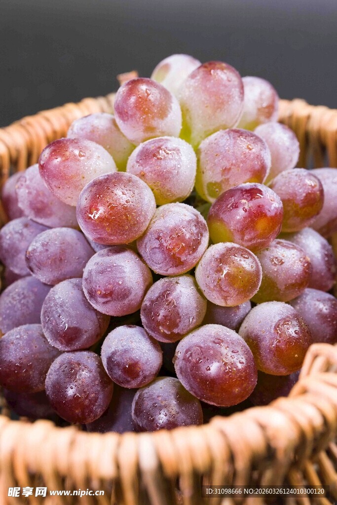 篮子里的紫葡萄