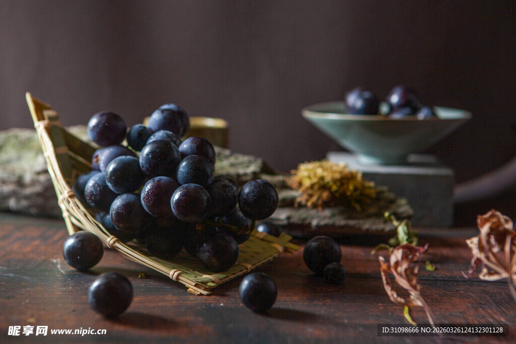 深紫葡萄静物摆拍