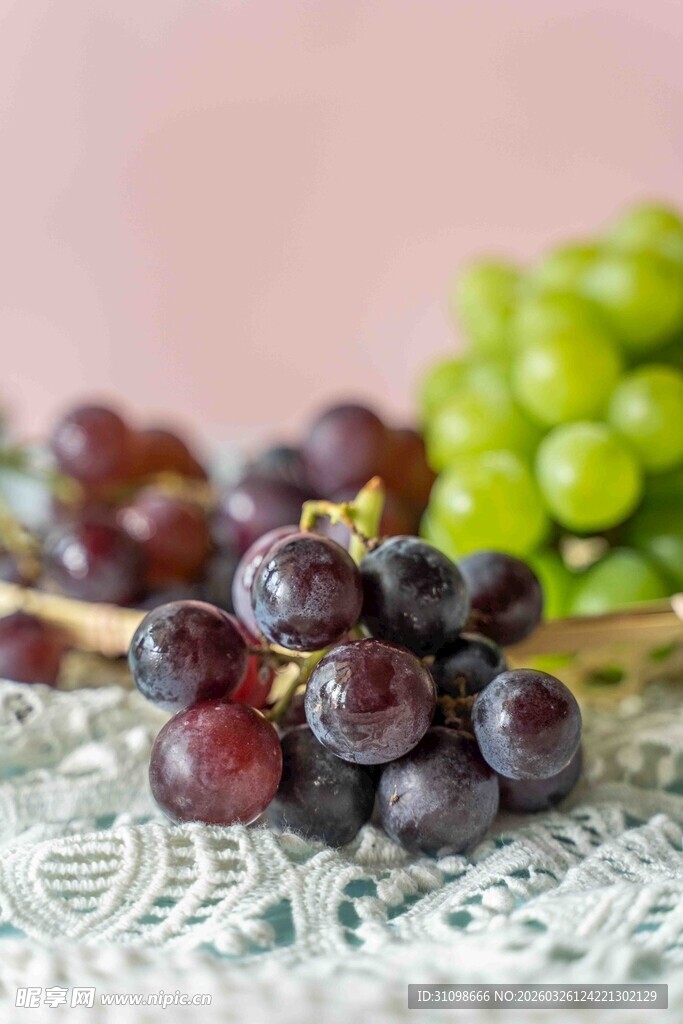 多彩葡萄摆于精致桌布上