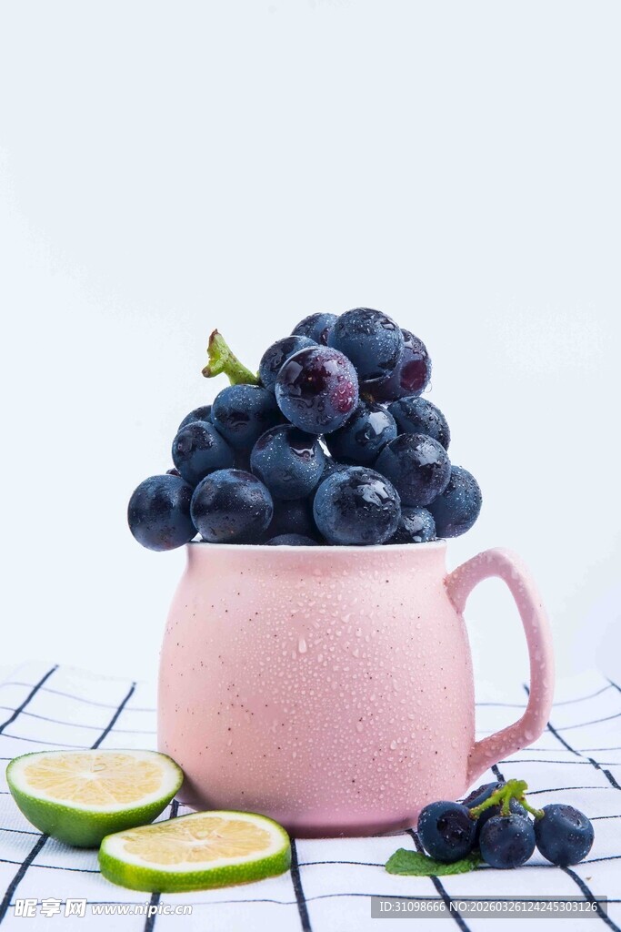 粉色杯装紫葡萄与青柠片