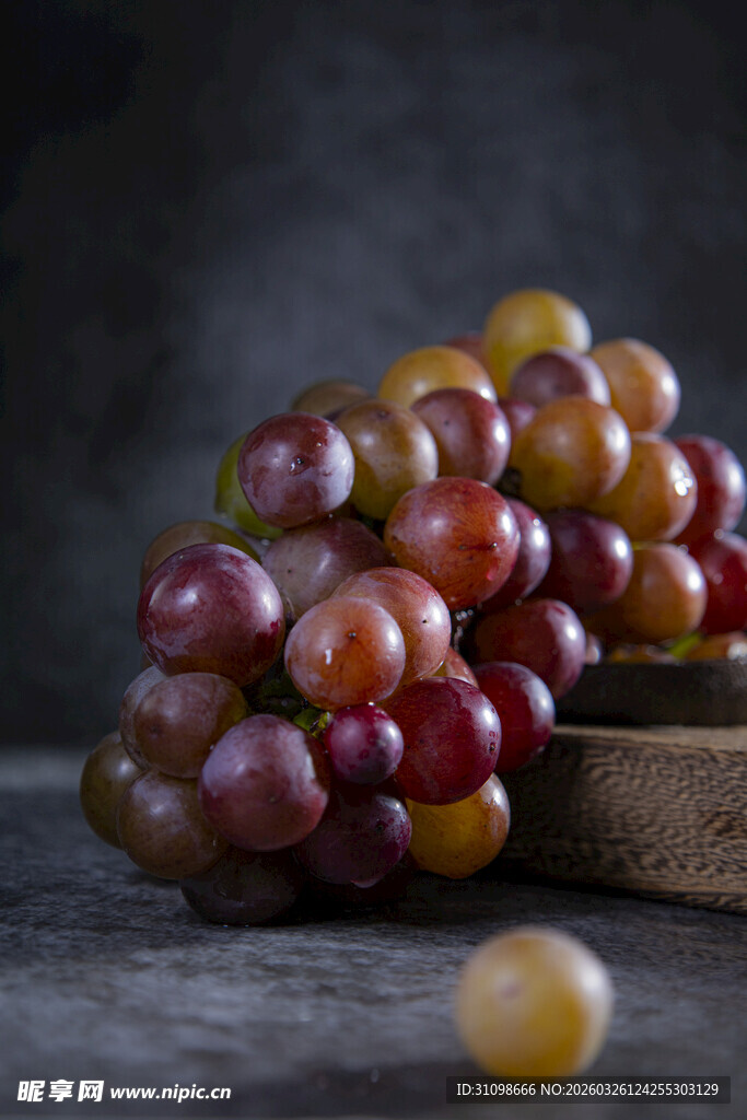 新鲜多彩葡萄静物特写