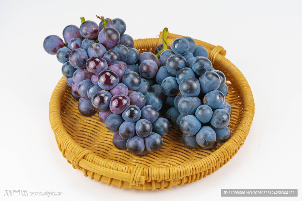 木盘上的紫蓝葡萄