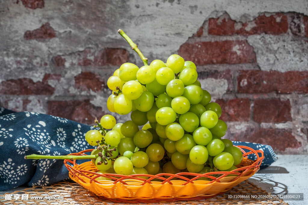 篮子里的鲜绿葡萄