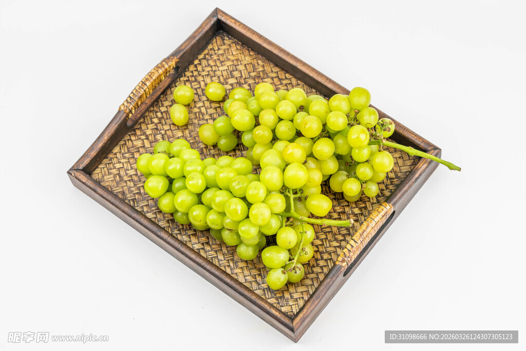 木盘上的青葡萄