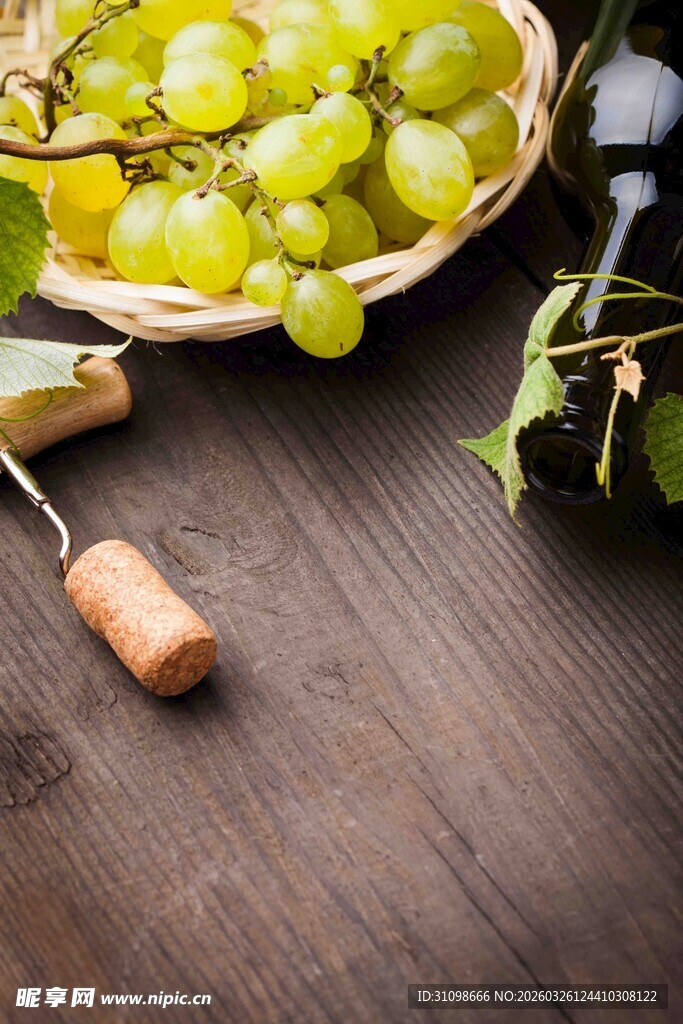 木桌上的青葡萄与开瓶器