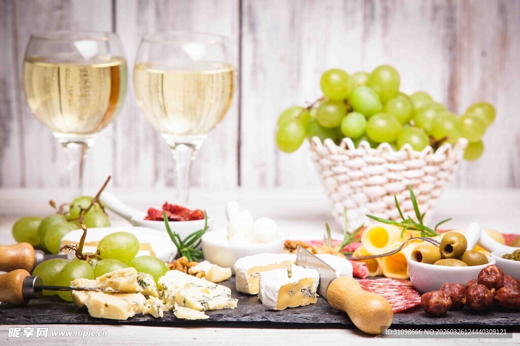 精致美食与香槟搭配场景