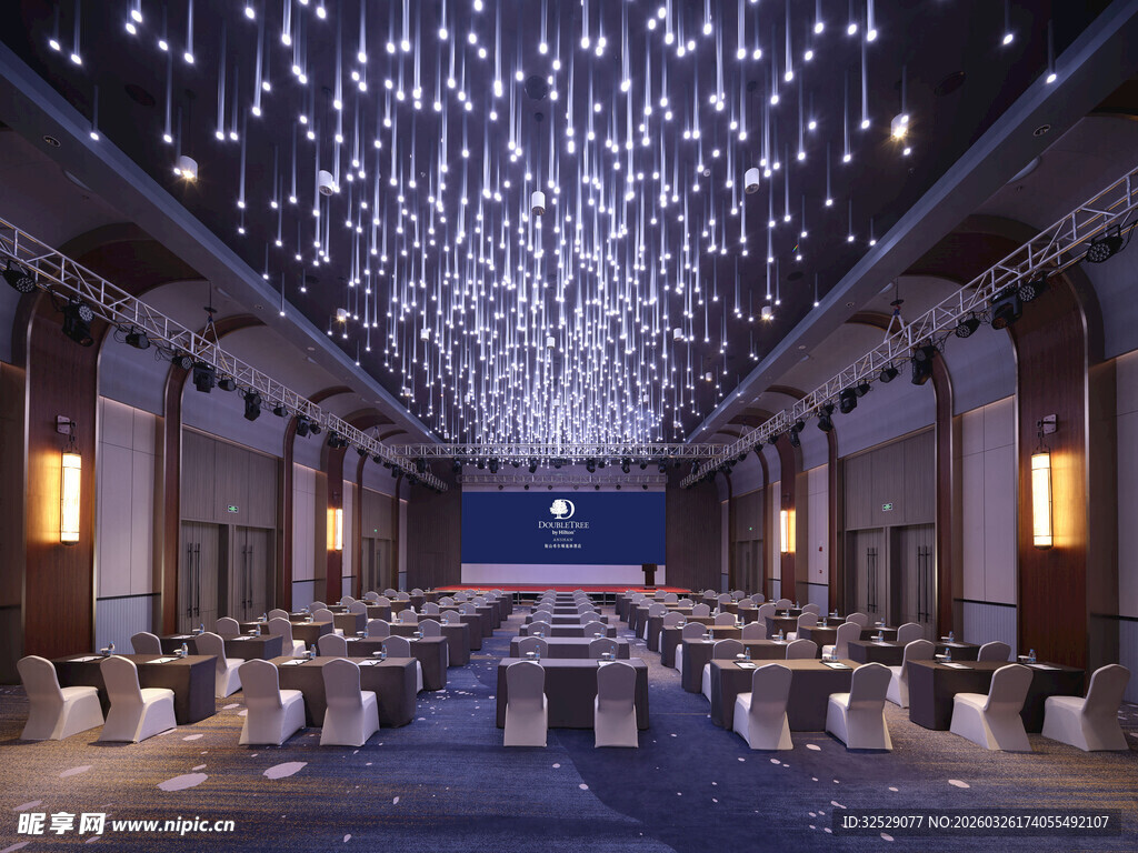 豪华宴会大厅璀璨灯光布置