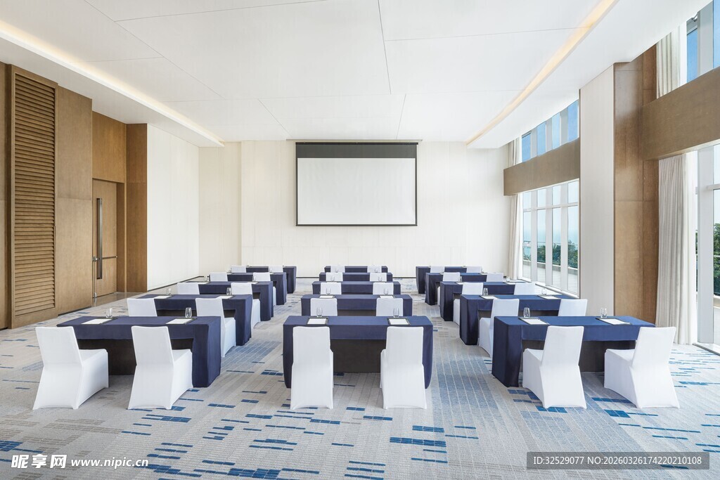 宽敞整洁的现代化会议室