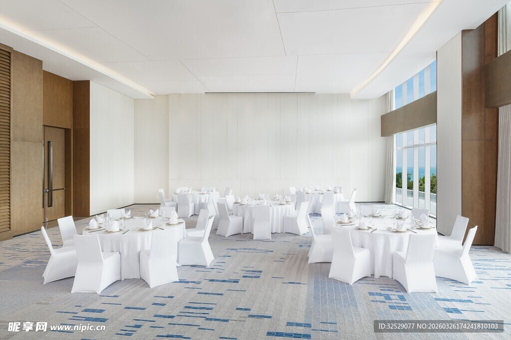 宽敞优雅的宴会大厅布置